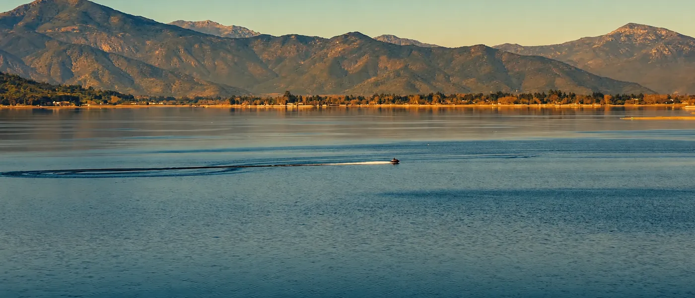 Lago Rapel con moto de agua y la cordillera al fondo